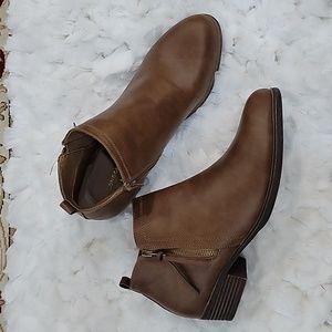 London Fog Tina Ankle Bootie Brown smooth 1.5" heel Inside zipper size 10 NEW…